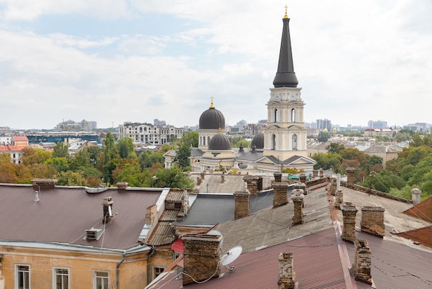 Odessa, Ucraina - 9 settembre 2018: Vista aerea dei tetti e dei vecchi cortili di Odessa. Veduta di Odessa dal tetto. Edifici della città vecchia