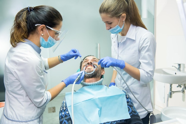 Odontoiatri con paziente
