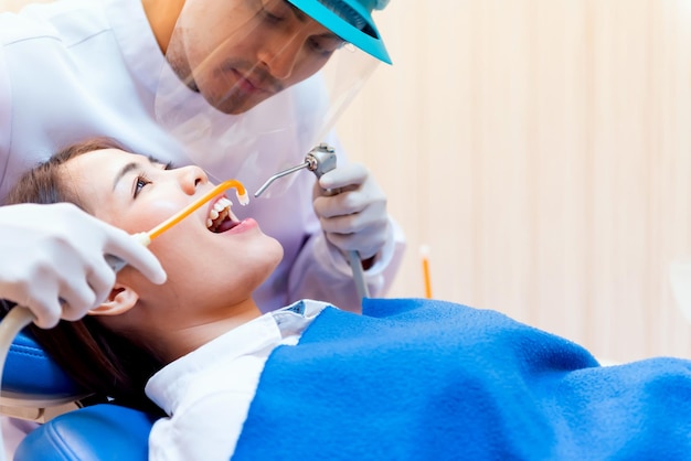 Odontoiatria e concetto di assistenza sanitaria presso la clinica dentale. Denti di controllo del dentista per il giovane paziente asiatico.