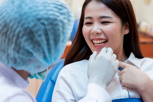 Odontoiatria e denti concetto di assistenza sanitaria presso la clinica odontoiatrica. Denti di controllo del dentista per il giovane paziente asiatico