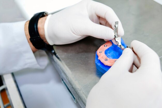 Odontotecnico che lavora in un laboratorio