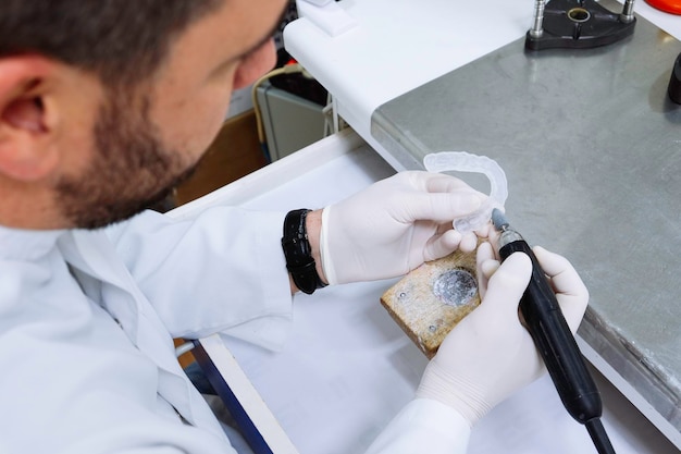 Odontotecnico che lavora in un laboratorio