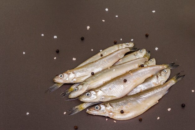 Odore o sardine di pesce crudo fresco pronto per la cottura