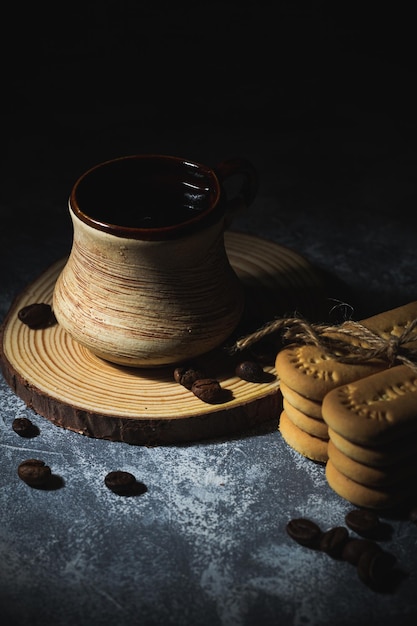 offee e biscotti legati con una corda su uno sfondo astratto