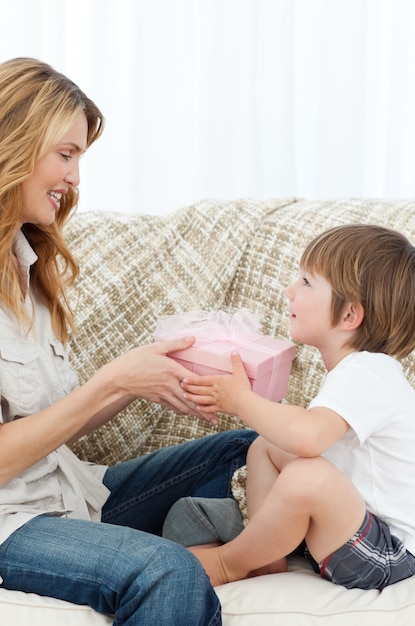 Offerta della madre presente a suo figlio