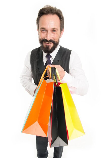 Offerta di vendita. uomo d'affari felice con una buona offerta di vendita. uomo d'affari offerta shopping vendita borse isolate on white. uomo d'affari sorridente offre una buona vendita.