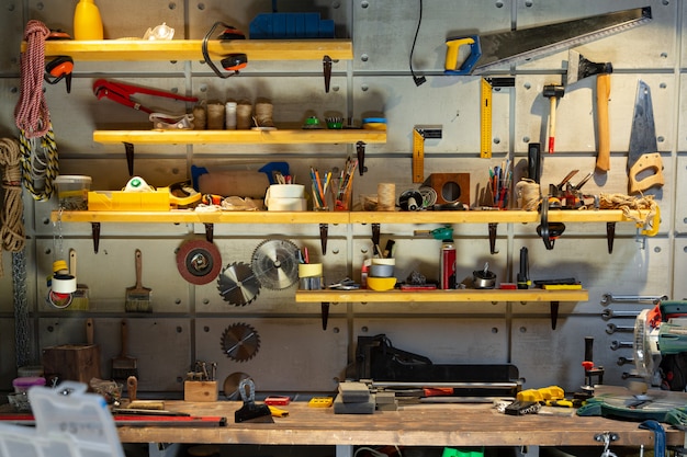 Officina di carpenteria dotata degli strumenti necessari