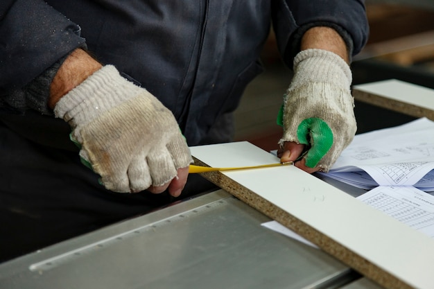 Officina di lavorazione del legno con macchine, strumenti, dispositivi per la lavorazione di prodotti in legno.