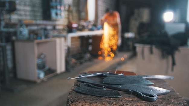 Officina sfocata - affilare coltelli di ferro con scintillii, sfocati