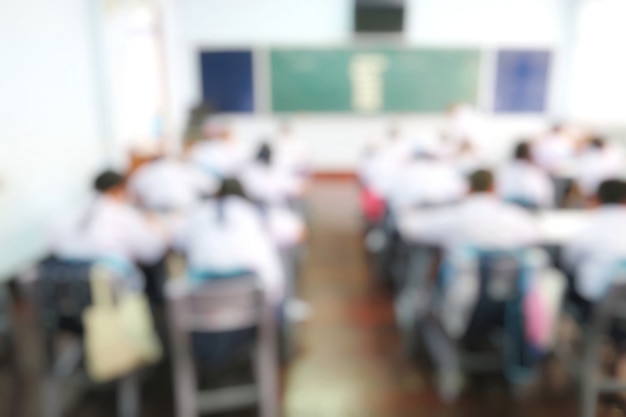 Offuscata dell'aula con lo studente che sta imparando a scuola. Concetto di educazione.