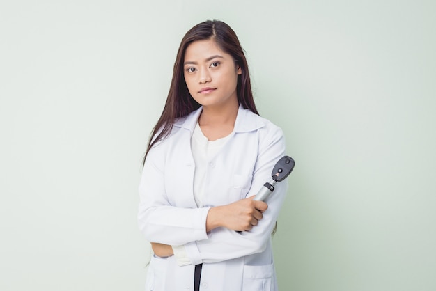 Oftalmologo asiatico della donna che sta all'ospedale