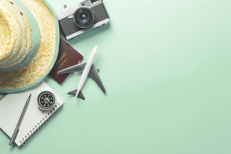 Oggetti accessori da viaggio e gadget vista superiore flatlay su patel blu
