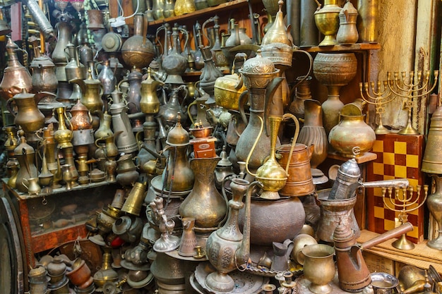 Oggetti metallici e di rame vintage venduti come souvenir o oggetti d'antiquariato su un mercato nella città vecchia di Gerusalemme, Israele