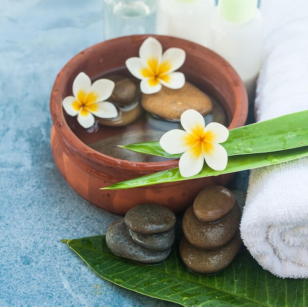 Oggetti spa con fiori e pietre per massaggi