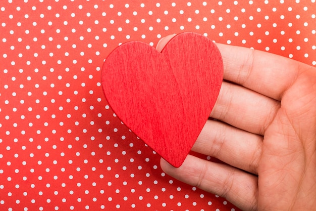 Oggetto a forma di cuore di colore rosso in mano