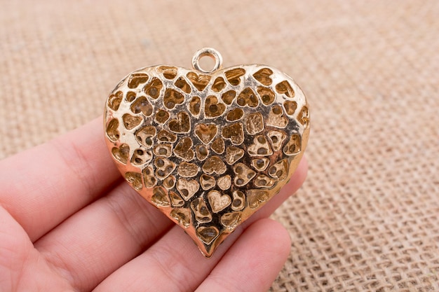 Oggetto in metallo color oro a forma di cuore