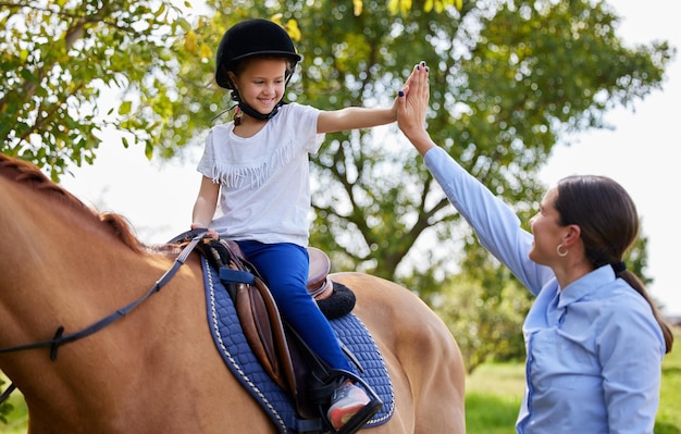 Oggi è stata una buona sessione Ripresa di una giovane ragazza con il suo istruttore con un cavallo all'aperto in una foresta