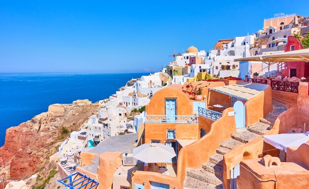 Oia (Ia) città sul mare nell'isola di Santorini sulla soleggiata giornata estiva, Grecia. Paesaggio greco - paesaggio urbano