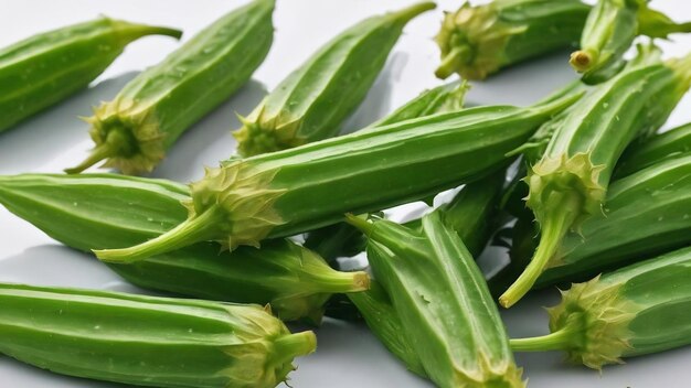 Okra fresca o rosella verde su sfondo bianco