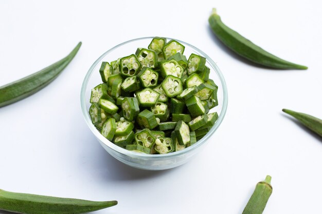 Okra fresco isolato su sfondo bianco