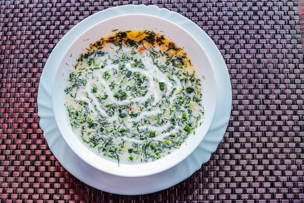 Okroshka. Zuppa di yogurt fredda leggera estiva