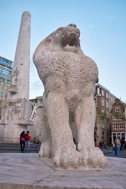 Olanda, Amsterdam, obelisco in Piazza Dam, leone di pietra