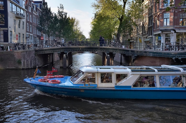 Olanda, Amsterdam, vista di uno dei tanti canali e di un traghetto