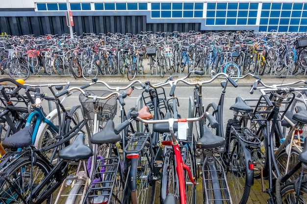 Olanda. Un giorno ad Amsterdam. Parcheggio bici lungo la strada