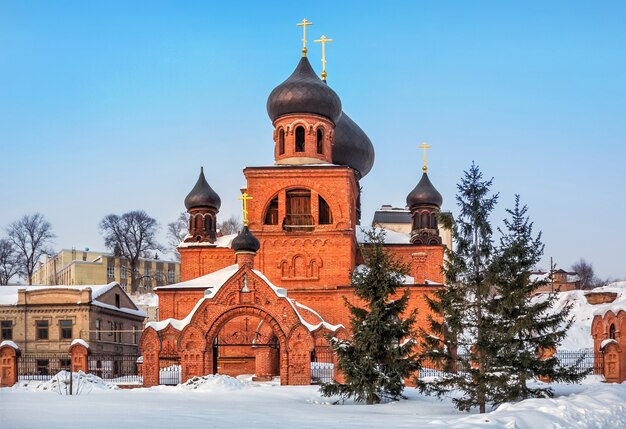 Old Believers Pokrovsky Cattedrale di colore rosso mattone su un cielo blu in una giornata invernale a Kazan