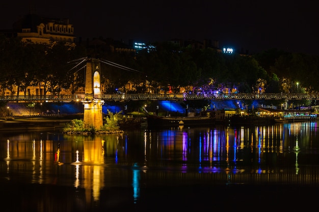 Old Passerelle du College ponte sul fiume Rodano a Lione, in Francia durante la notte