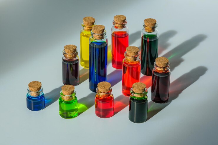 Oli aromatici multicolori. Un gruppo di bicchieri con liquidi di diversi colori.