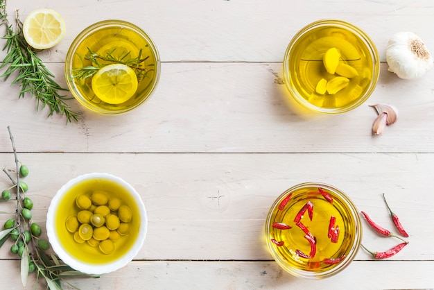 Oli diversi Rosmarino e limone, peperoncino, aglio e oliva