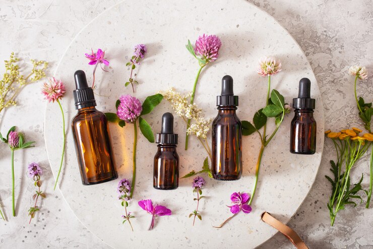 Foto oli essenziali medici delle erbe dei fiori in bottiglie. medicina alternativa. trifoglio millefoglie tanaceto rosebay