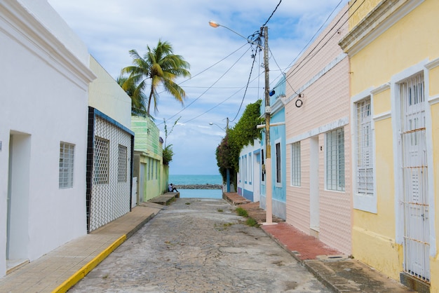 Olinda, Pernambuco, Brasile - 6 giugno 2016: case colorate in riva al mare di Olinda