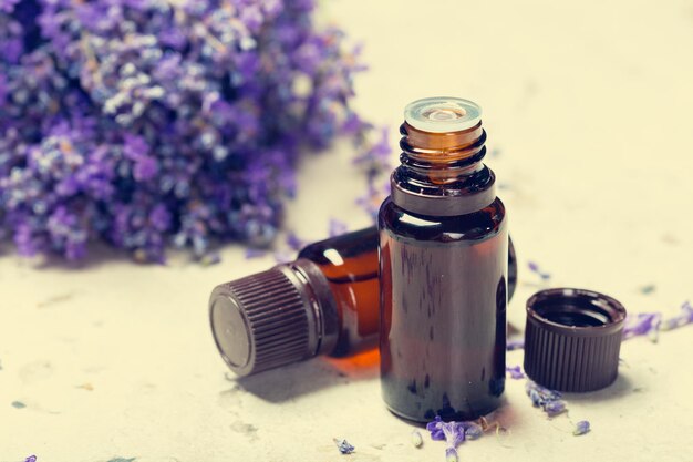 Olio aromaterapico e lavanda