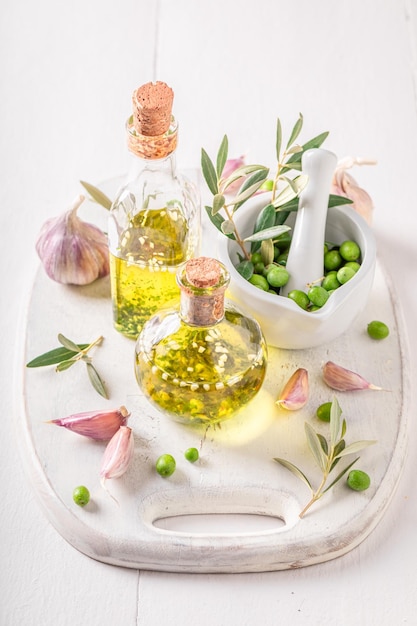 Olio aromatico e salutare con olio aglio ed erbe aromatiche