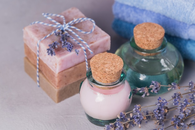 Olio cosmetico naturale, crema e sapone naturale fatto a mano con lavanda su sfondo chiaro. Cura della pelle sana. Aromaterapia, spa e concetto di benessere