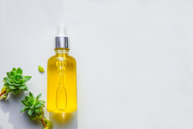 Olio cosmetico siero vitamina c in bottiglia di vetro con pipetta