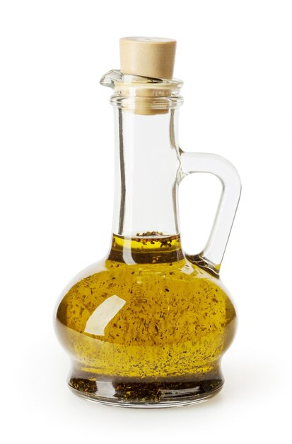 Olio d'oliva con basilico in bottiglia di vetro isolata su sfondo bianco con tracciato di ritaglio