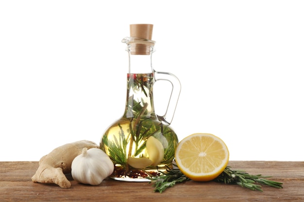 Olio d'oliva con spezie isolate sul bianco