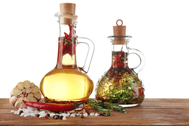 Olio d'oliva con spezie isolate sul bianco