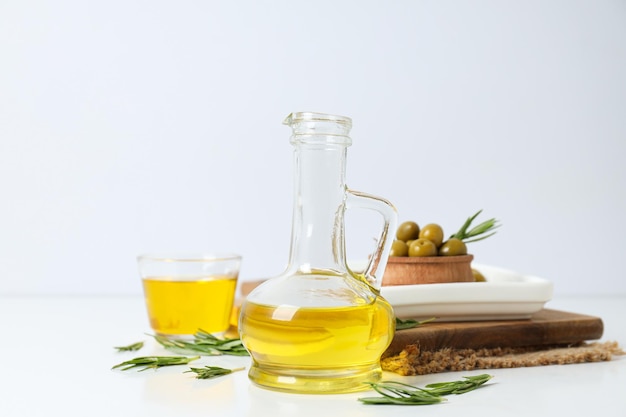 Olio d'oliva e olive su sfondo bianco