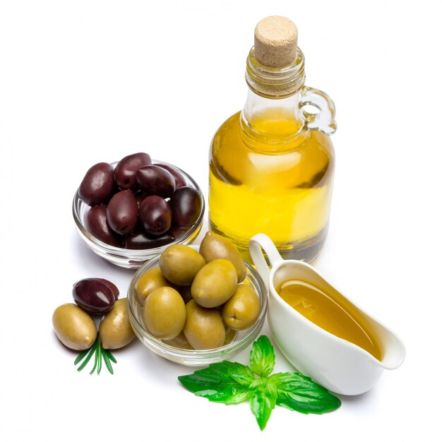 Olio d'oliva e olive verdi isolato su superficie bianca