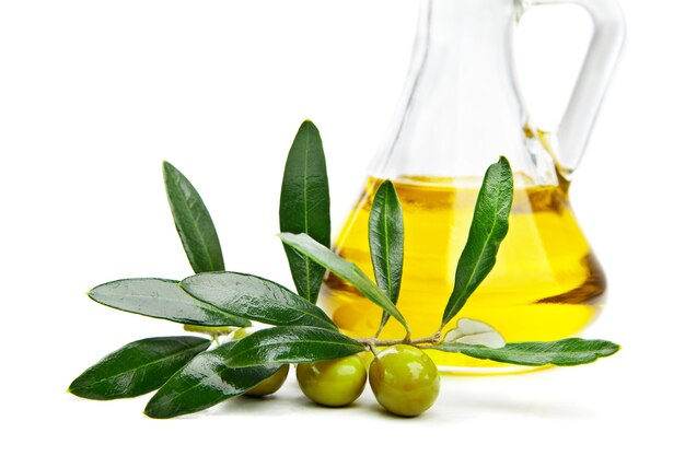 Olio d'oliva e ramo con olive su bianco