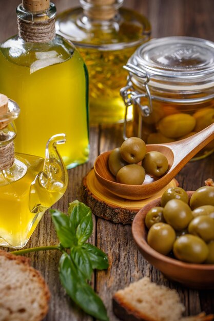 Olio d'oliva in bottiglia di vetro e olive