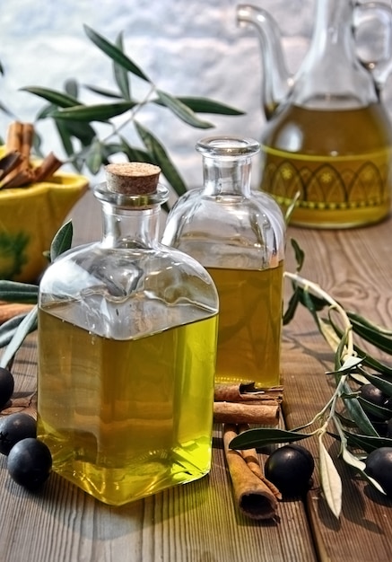 Olio d&#39;oliva in bottiglia in vasetti di vetro