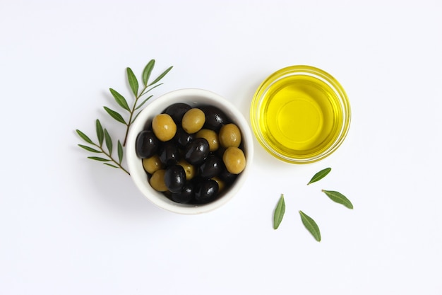 Olio d'oliva in una bottiglia su uno sfondo bianco vista dall'alto white