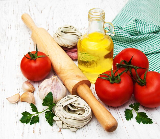 Olio d&#39;oliva, nido di fettuccine, aglio e pomodori