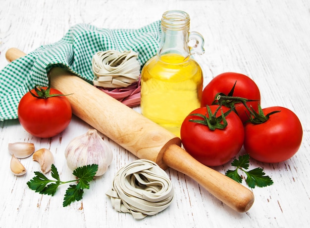 Olio d&#39;oliva, nido di fettuccine, aglio e pomodori