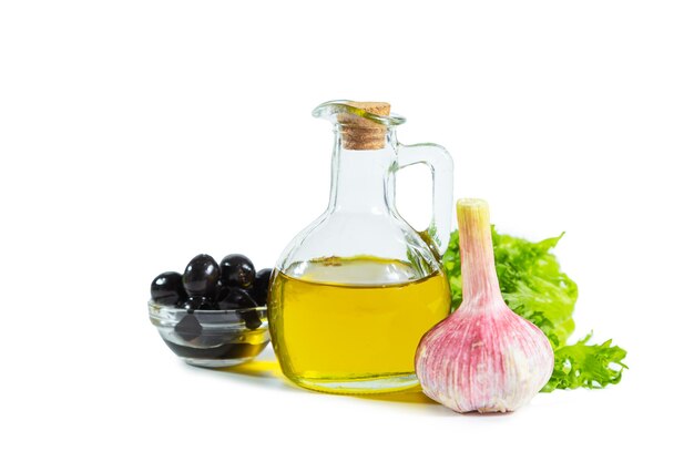 Olio d'oliva olive aglio e foglie di insalata frillice Ingredienti della cucina mediterranea